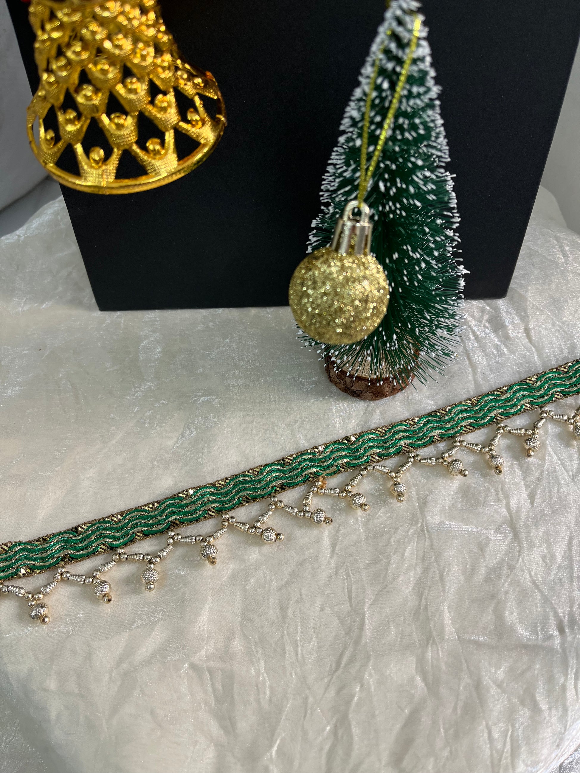 Dangling Bead Border Lace