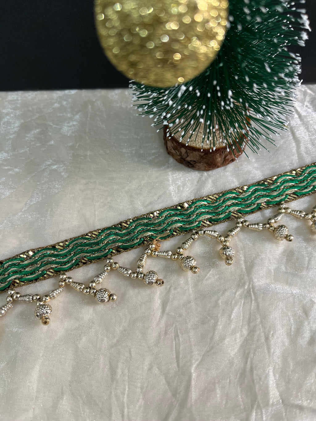 Dangling Bead Border Lace