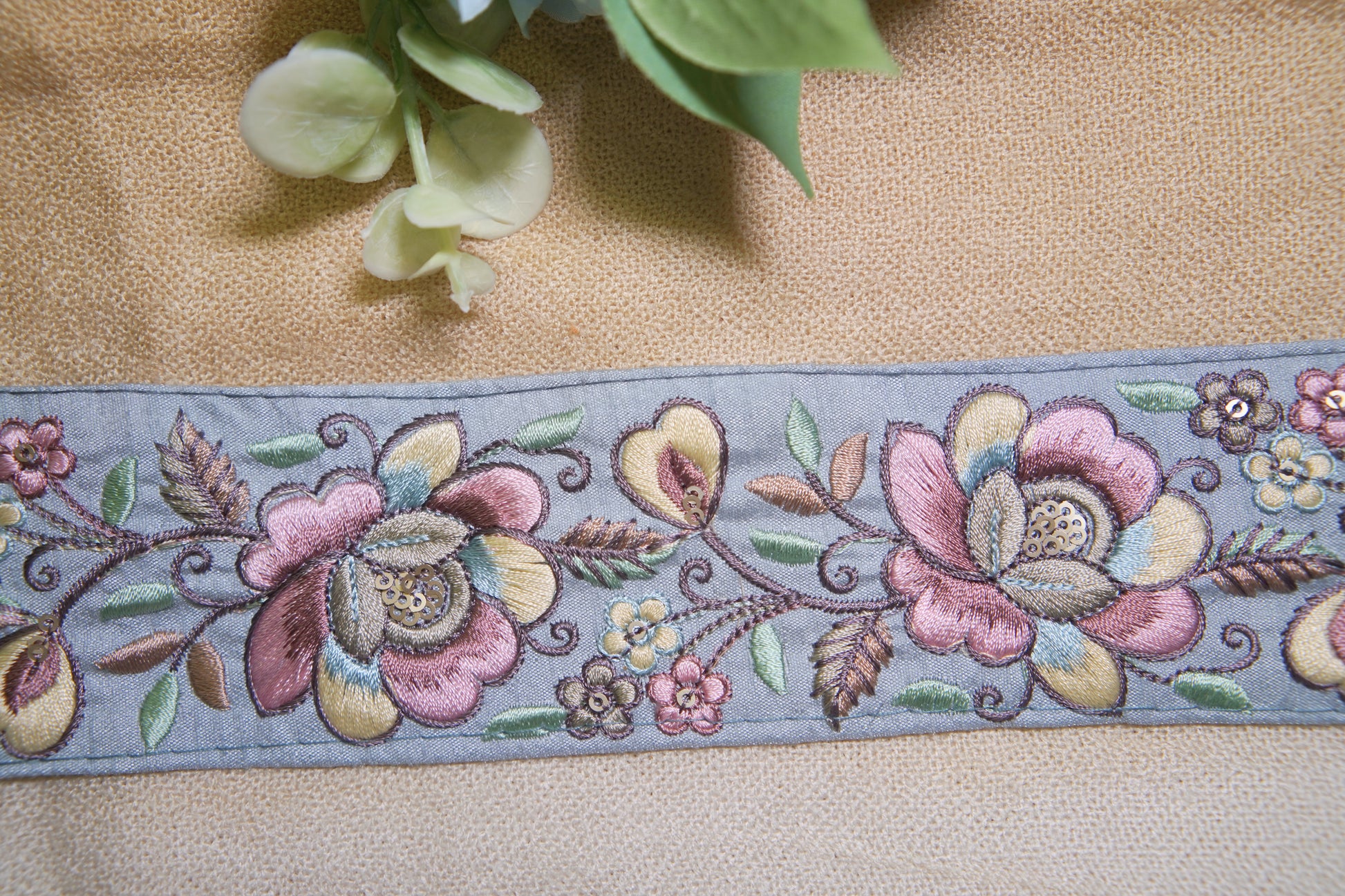 5525 Elegant Floral Embroidery Trim