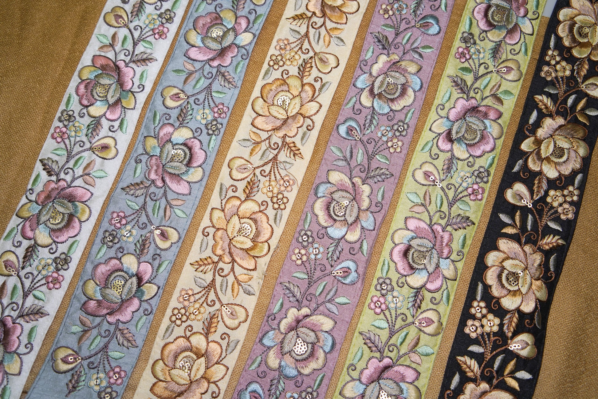 5525 Elegant Floral Embroidery Trim